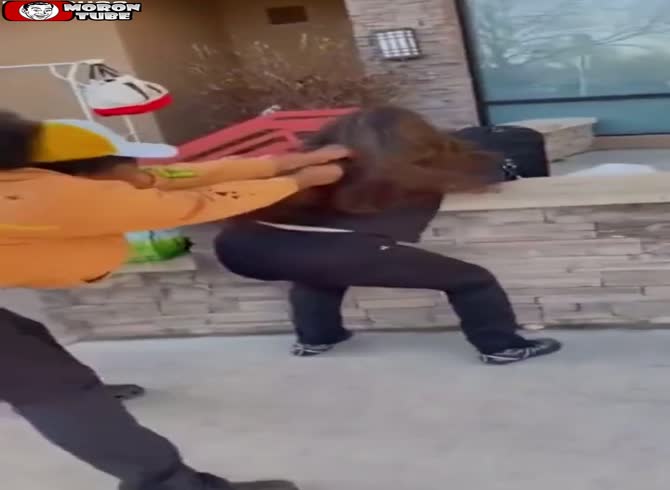 Video :After saying the term N-gger, a lady gets attacked (Warning - frightening)
